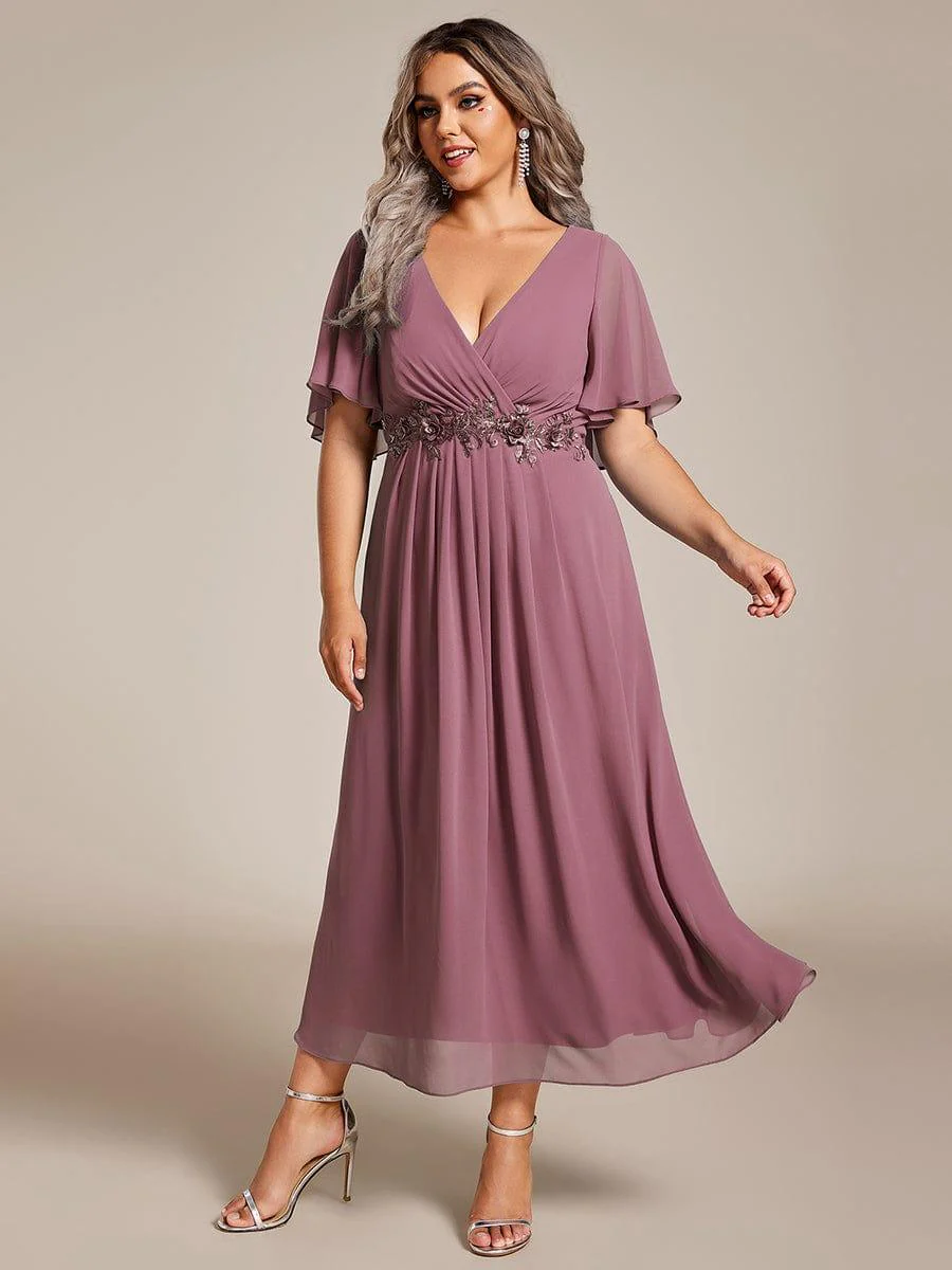 pretty DAHLIA|Plus Size V-Neck Chiffon Midi Wedding Guest Dress with Waist Applique(Final Sale) - Image 3